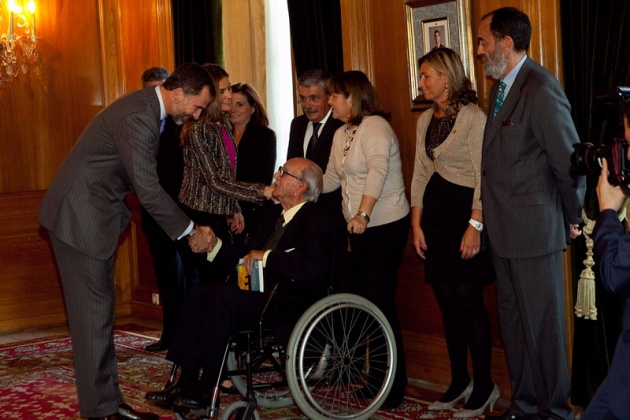 Los Prncipes de Asturias con representantes de la Fundacin Cespa.