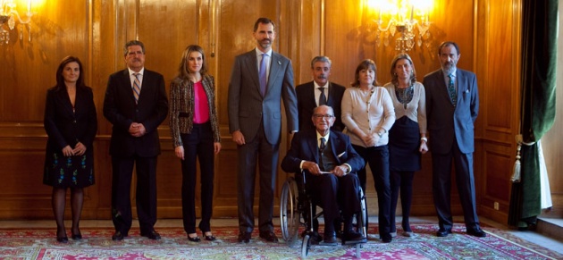 Los Prncipes de Asturias con representantes de la Fundacin Cespa.