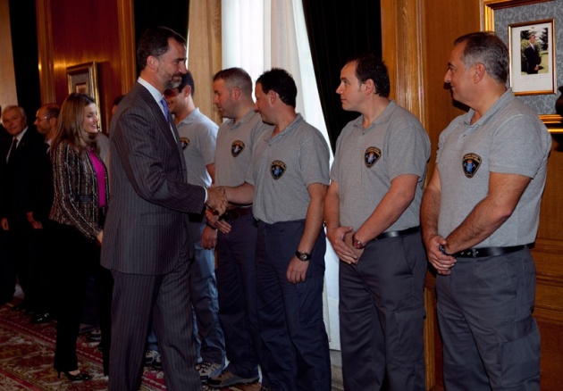 Los Prncipes de Asturias con la Brigada de Salvamento Minero.