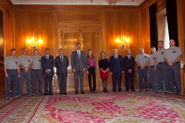 Los Prncipes de Asturias con la Brigada de Salvamento Minero.