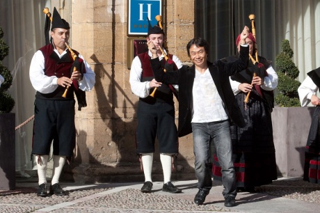 Miyamoto llega "bailando" a Oviedo