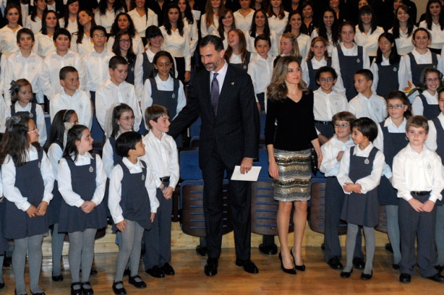 Los prncipes de Asturias han presidido, en el auditorio de Oviedo, el concierto de los premios, en el que la Orquesta Sinfnica del Principado de Asturias (OSPA) y los tres coros de la Fundacin, bajo la batuta del maestro Rossen Milanov, han interpretado Las divertidas aventuras de Till Eulenspiegel, op. 28, de Richard Strauss, y El canto de los bosques, op. 81, de Dmitri Shostakovich. Juntos a ellos intervendrn las voces solistas de Sergey Romanovsky (tenor) y Alexander Vinogradov (bajo).