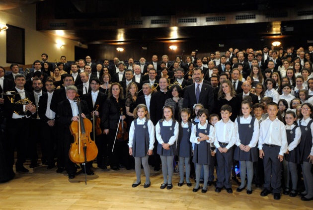 Los prncipes de Asturias han presidido, en el auditorio de Oviedo, el concierto de los premios, en el que la Orquesta Sinfnica del Principado de Asturias (OSPA) y los tres coros de la Fundacin, bajo la batuta del maestro Rossen Milanov, han interpretado Las divertidas aventuras de Till Eulenspiegel, op. 28, de Richard Strauss, y El canto de los bosques, op. 81, de Dmitri Shostakovich. Juntos a ellos intervendrn las voces solistas de Sergey Romanovsky (tenor) y Alexander Vinogradov (bajo).