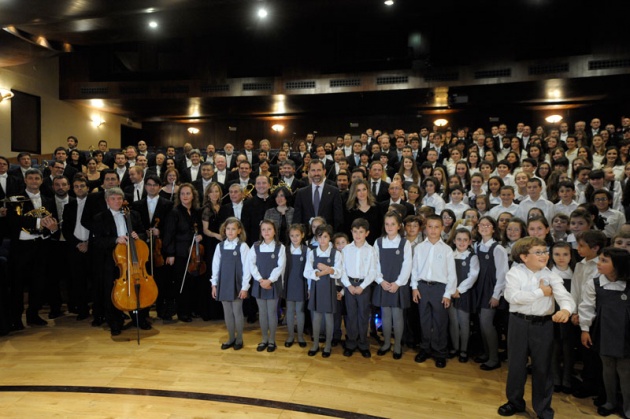 Los prncipes de Asturias han presidido, en el auditorio de Oviedo, el concierto de los premios, en el que la Orquesta Sinfnica del Principado de Asturias (OSPA) y los tres coros de la Fundacin, bajo la batuta del maestro Rossen Milanov, han interpretado Las divertidas aventuras de Till Eulenspiegel, op. 28, de Richard Strauss, y El canto de los bosques, op. 81, de Dmitri Shostakovich. Juntos a ellos intervendrn las voces solistas de Sergey Romanovsky (tenor) y Alexander Vinogradov (bajo).