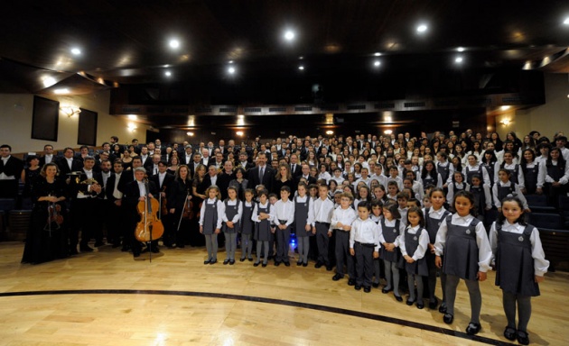 Los prncipes de Asturias han presidido, en el auditorio de Oviedo, el concierto de los premios, en el que la Orquesta Sinfnica del Principado de Asturias (OSPA) y los tres coros de la Fundacin, bajo la batuta del maestro Rossen Milanov, han interpretado Las divertidas aventuras de Till Eulenspiegel, op. 28, de Richard Strauss, y El canto de los bosques, op. 81, de Dmitri Shostakovich. Juntos a ellos intervendrn las voces solistas de Sergey Romanovsky (tenor) y Alexander Vinogradov (bajo).