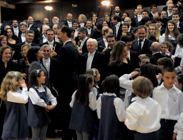 Los prncipes de Asturias han presidido, en el auditorio de Oviedo, el concierto de los premios, en el que la Orquesta Sinfnica del Principado de Asturias (OSPA) y los tres coros de la Fundacin, bajo la batuta del maestro Rossen Milanov, han interpretado Las divertidas aventuras de Till Eulenspiegel, op. 28, de Richard Strauss, y El canto de los bosques, op. 81, de Dmitri Shostakovich. Juntos a ellos intervendrn las voces solistas de Sergey Romanovsky (tenor) y Alexander Vinogradov (bajo).