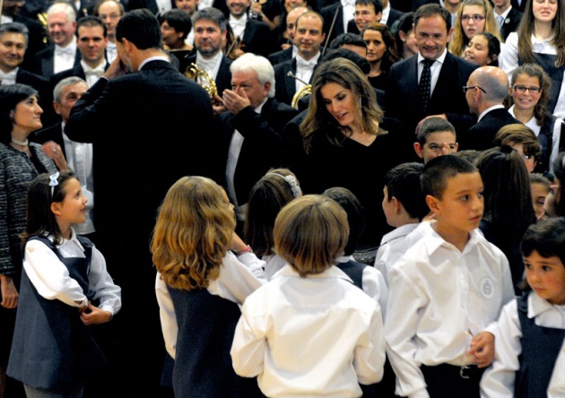 Los prncipes de Asturias han presidido, en el auditorio de Oviedo, el concierto de los premios, en el que la Orquesta Sinfnica del Principado de Asturias (OSPA) y los tres coros de la Fundacin, bajo la batuta del maestro Rossen Milanov, han interpretado Las divertidas aventuras de Till Eulenspiegel, op. 28, de Richard Strauss, y El canto de los bosques, op. 81, de Dmitri Shostakovich. Juntos a ellos intervendrn las voces solistas de Sergey Romanovsky (tenor) y Alexander Vinogradov (bajo).