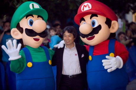 Miyamoto se da un ba�o de masas en Gij�n