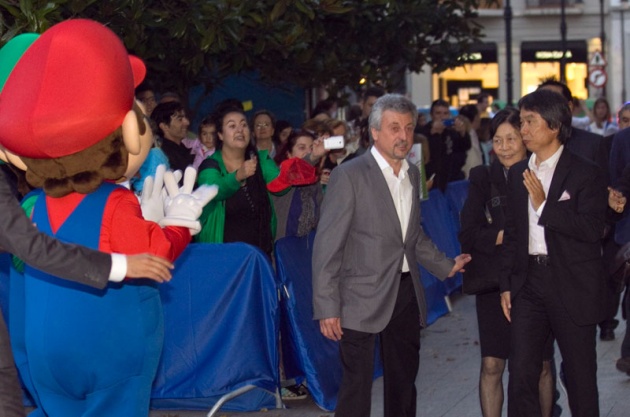 El padre del videojuego promete ms diversin ante el avance imparable de la tecnologa. Creadores del mundo de la literatura, el cine, la fotografa y las ciencias interactivas elevan a la categora de arte las creaciones de Miyamoto, que se dio un bao de masas en Gijn