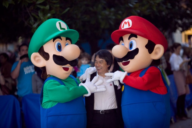 El padre del videojuego promete ms diversin ante el avance imparable de la tecnologa. Creadores del mundo de la literatura, el cine, la fotografa y las ciencias interactivas elevan a la categora de arte las creaciones de Miyamoto, que se dio un bao de masas en Gijn