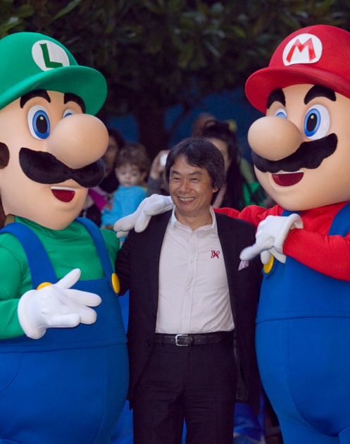 El padre del videojuego promete ms diversin ante el avance imparable de la tecnologa. Creadores del mundo de la literatura, el cine, la fotografa y las ciencias interactivas elevan a la categora de arte las creaciones de Miyamoto, que se dio un bao de masas en Gijn