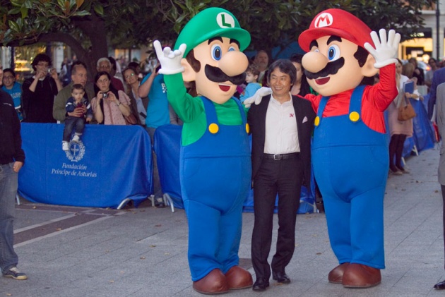 El padre del videojuego promete ms diversin ante el avance imparable de la tecnologa. Creadores del mundo de la literatura, el cine, la fotografa y las ciencias interactivas elevan a la categora de arte las creaciones de Miyamoto, que se dio un bao de masas en Gijn