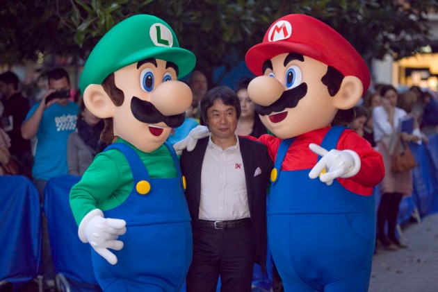 El padre del videojuego promete ms diversin ante el avance imparable de la tecnologa. Creadores del mundo de la literatura, el cine, la fotografa y las ciencias interactivas elevan a la categora de arte las creaciones de Miyamoto, que se dio un bao de masas en Gijn