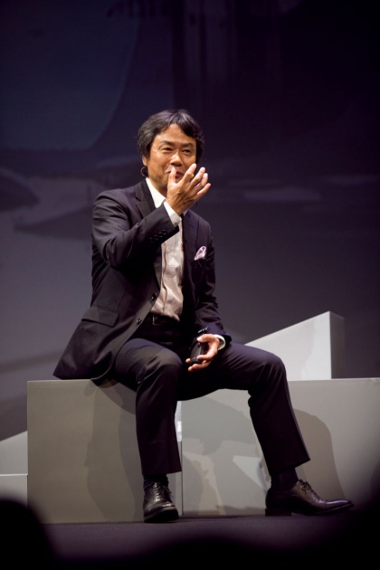 El padre del videojuego promete ms diversin ante el avance imparable de la tecnologa. Creadores del mundo de la literatura, el cine, la fotografa y las ciencias interactivas elevan a la categora de arte las creaciones de Miyamoto, que se dio un bao de masas en Gijn