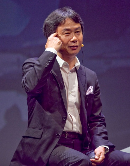 El padre del videojuego promete ms diversin ante el avance imparable de la tecnologa. Creadores del mundo de la literatura, el cine, la fotografa y las ciencias interactivas elevan a la categora de arte las creaciones de Miyamoto, que se dio un bao de masas en Gijn