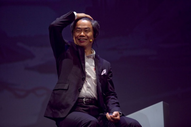 El padre del videojuego promete ms diversin ante el avance imparable de la tecnologa. Creadores del mundo de la literatura, el cine, la fotografa y las ciencias interactivas elevan a la categora de arte las creaciones de Miyamoto, que se dio un bao de masas en Gijn