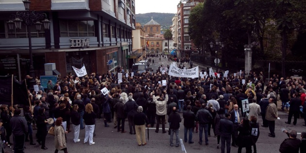 Alrededor de quinientos funcionarios y empleados pblicos se han manifestado hoy por las calles de Oviedo en protesta por la celebracin de los Premios Prncipe de Asturias que, a su juicio, suponen un "dispendio" que se realiza en poca de recortes.