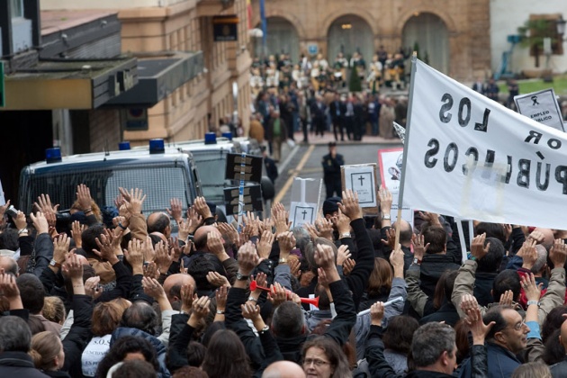 Alrededor de quinientos funcionarios y empleados pblicos se han manifestado hoy por las calles de Oviedo en protesta por la celebracin de los Premios Prncipe de Asturias que, a su juicio, suponen un "dispendio" que se realiza en poca de recortes.