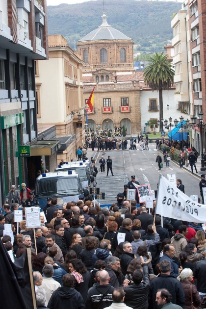 Alrededor de quinientos funcionarios y empleados pblicos se han manifestado hoy por las calles de Oviedo en protesta por la celebracin de los Premios Prncipe de Asturias que, a su juicio, suponen un "dispendio" que se realiza en poca de recortes.