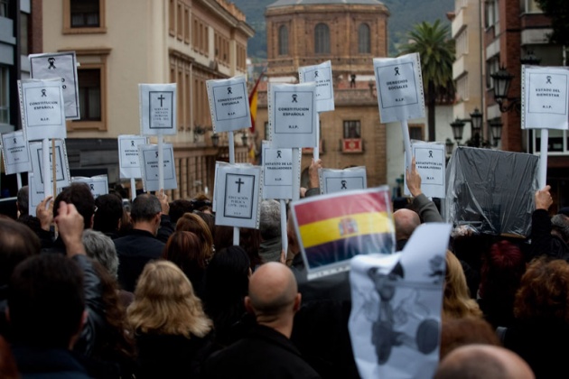 Alrededor de quinientos funcionarios y empleados pblicos se han manifestado hoy por las calles de Oviedo en protesta por la celebracin de los Premios Prncipe de Asturias que, a su juicio, suponen un "dispendio" que se realiza en poca de recortes.