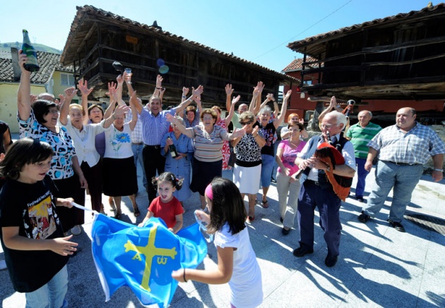 La Fundacin Prncipe distingue a la localidad con ms hrreos y paneras de Asturias por haber defendido su carcter rural y tradicional ante la presin de un entorno industrial y urbano.