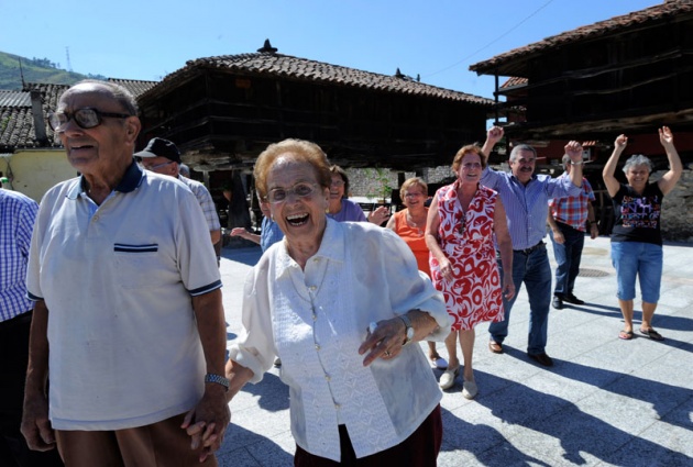 La Fundacin Prncipe distingue a la localidad con ms hrreos y paneras de Asturias por haber defendido su carcter rural y tradicional ante la presin de un entorno industrial y urbano.