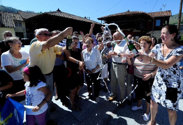 La Fundacin Prncipe distingue a la localidad con ms hrreos y paneras de Asturias por haber defendido su carcter rural y tradicional ante la presin de un entorno industrial y urbano.