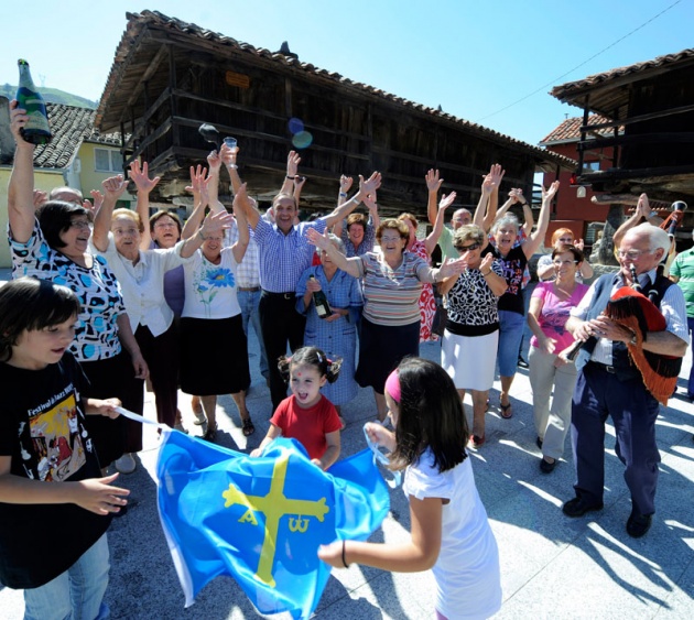 La Fundacin Prncipe distingue a la localidad con ms hrreos y paneras de Asturias por haber defendido su carcter rural y tradicional ante la presin de un entorno industrial y urbano.