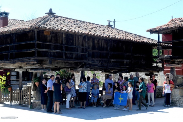 La Fundacin Prncipe distingue a la localidad con ms hrreos y paneras de Asturias por haber defendido su carcter rural y tradicional ante la presin de un entorno industrial y urbano.