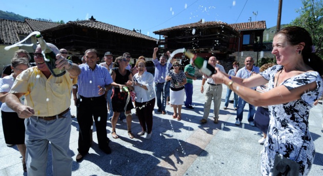 La Fundacin Prncipe distingue a la localidad con ms hrreos y paneras de Asturias por haber defendido su carcter rural y tradicional ante la presin de un entorno industrial y urbano.