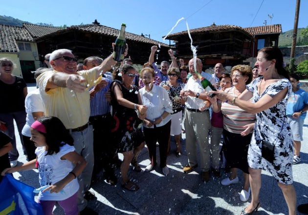 La Fundacin Prncipe distingue a la localidad con ms hrreos y paneras de Asturias por haber defendido su carcter rural y tradicional ante la presin de un entorno industrial y urbano.