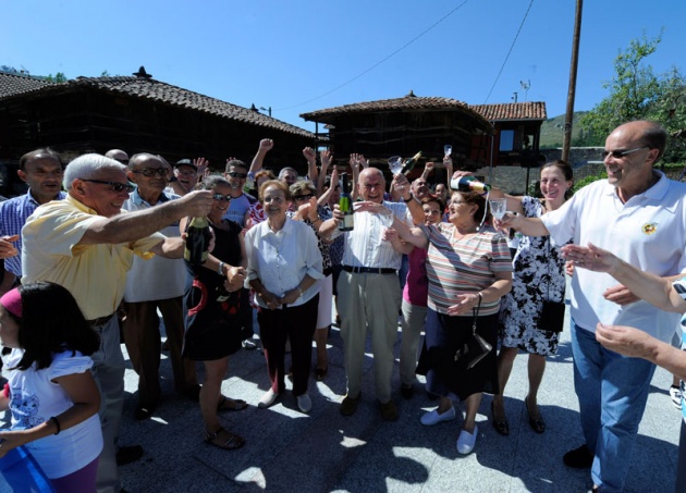 La Fundacin Prncipe distingue a la localidad con ms hrreos y paneras de Asturias por haber defendido su carcter rural y tradicional ante la presin de un entorno industrial y urbano.