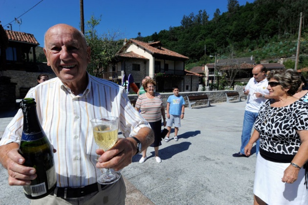 La Fundacin Prncipe distingue a la localidad con ms hrreos y paneras de Asturias por haber defendido su carcter rural y tradicional ante la presin de un entorno industrial y urbano.