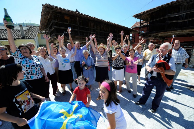 La Fundacin Prncipe distingue a la localidad con ms hrreos y paneras de Asturias por haber defendido su carcter rural y tradicional ante la presin de un entorno industrial y urbano.