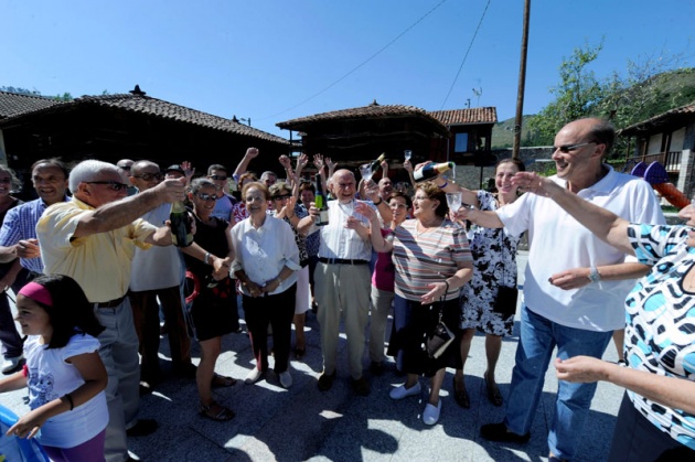 La Fundacin Prncipe distingue a la localidad con ms hrreos y paneras de Asturias por haber defendido su carcter rural y tradicional ante la presin de un entorno industrial y urbano.