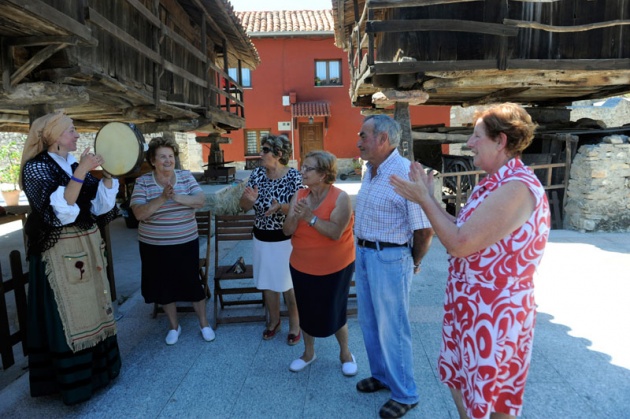 La Fundacin Prncipe distingue a la localidad con ms hrreos y paneras de Asturias por haber defendido su carcter rural y tradicional ante la presin de un entorno industrial y urbano.