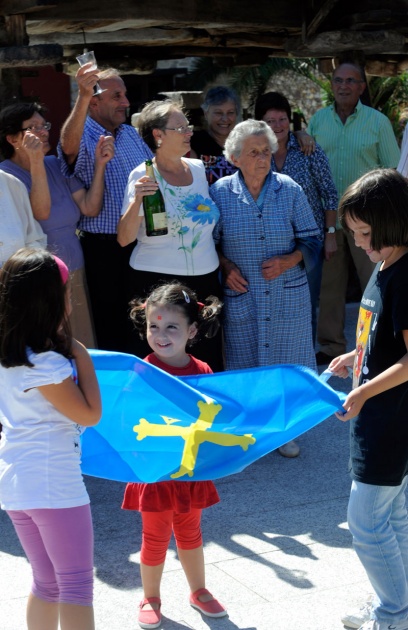 La Fundacin Prncipe distingue a la localidad con ms hrreos y paneras de Asturias por haber defendido su carcter rural y tradicional ante la presin de un entorno industrial y urbano.