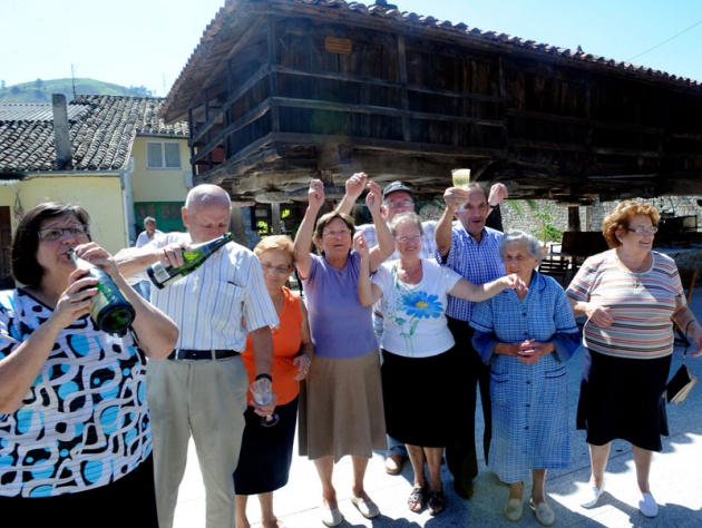 La Fundacin Prncipe distingue a la localidad con ms hrreos y paneras de Asturias por haber defendido su carcter rural y tradicional ante la presin de un entorno industrial y urbano.