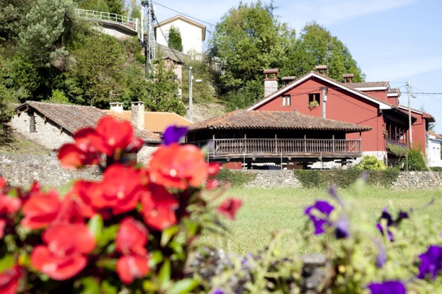 La Fundacin Prncipe distingue a la localidad con ms hrreos y paneras de Asturias por haber defendido su carcter rural y tradicional ante la presin de un entorno industrial y urbano.