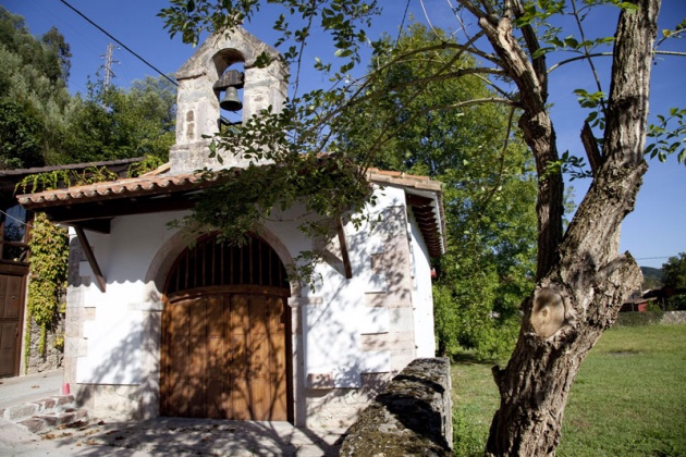 La Fundacin Prncipe distingue a la localidad con ms hrreos y paneras de Asturias por haber defendido su carcter rural y tradicional ante la presin de un entorno industrial y urbano.