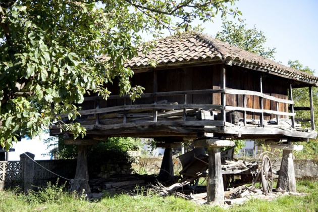 La Fundacin Prncipe distingue a la localidad con ms hrreos y paneras de Asturias por haber defendido su carcter rural y tradicional ante la presin de un entorno industrial y urbano.