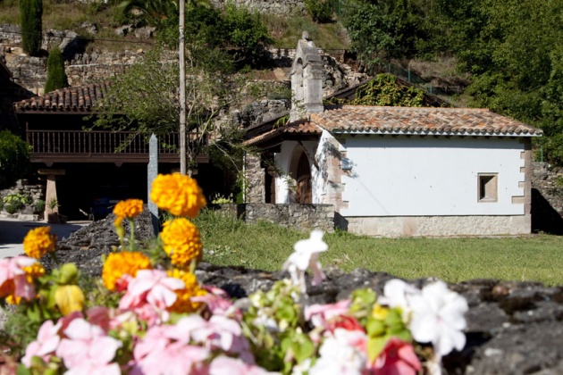 La Fundacin Prncipe distingue a la localidad con ms hrreos y paneras de Asturias por haber defendido su carcter rural y tradicional ante la presin de un entorno industrial y urbano.