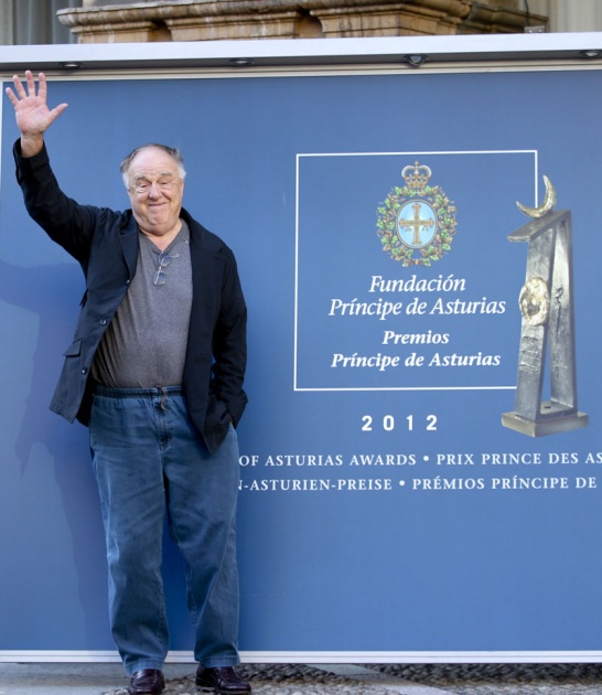 Richard A. Lerner a su llegada a Oviedo
