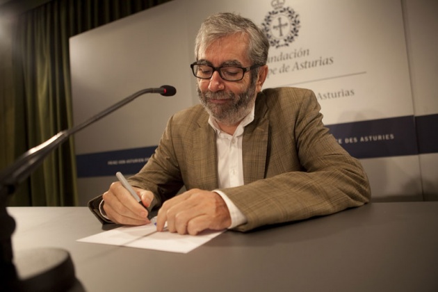 El escritor, galardonado con el Premio Prncipe de Asturias de las Artes 2013, ofreci una conferencia en la biblioteca del Campus de Humanidades del Miln, en Oviedo.