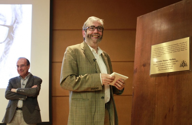 El escritor, galardonado con el Premio Prncipe de Asturias de las Artes 2013, ofreci una conferencia en la biblioteca del Campus de Humanidades del Miln, en Oviedo.