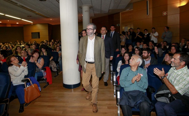 El escritor, galardonado con el Premio Prncipe de Asturias de las Artes 2013, ofreci una conferencia en la biblioteca del Campus de Humanidades del Miln, en Oviedo.