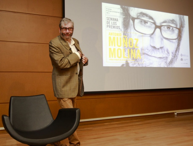 El escritor, galardonado con el Premio Prncipe de Asturias de las Artes 2013, ofreci una conferencia en la biblioteca del Campus de Humanidades del Miln, en Oviedo.