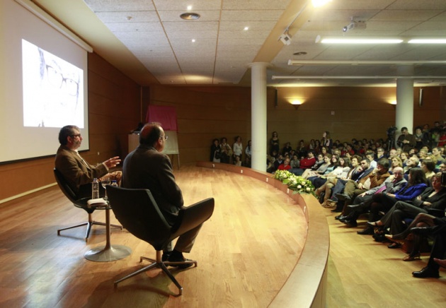 El escritor, galardonado con el Premio Prncipe de Asturias de las Artes 2013, ofreci una conferencia en la biblioteca del Campus de Humanidades del Miln, en Oviedo.