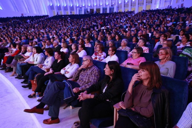 El escritor mantuvo un encuentro multitudinario con integrantes de clubes de lectura de Asturias y Cantabria, ante las que apost por la pervivencia del libro de papel