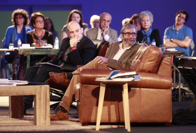 El escritor mantuvo un encuentro multitudinario con integrantes de clubes de lectura de Asturias y Cantabria, ante las que apost por la pervivencia del libro de papel